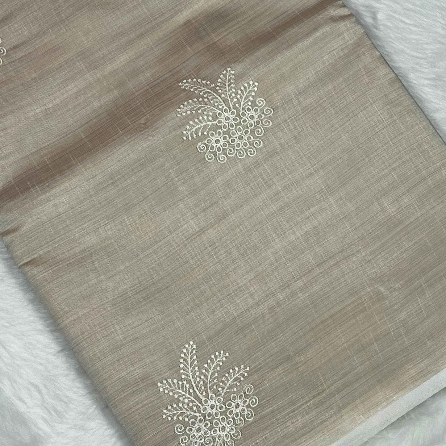 Women's Off-White Floral Embroidery Saree With Un-Stiched Blouse